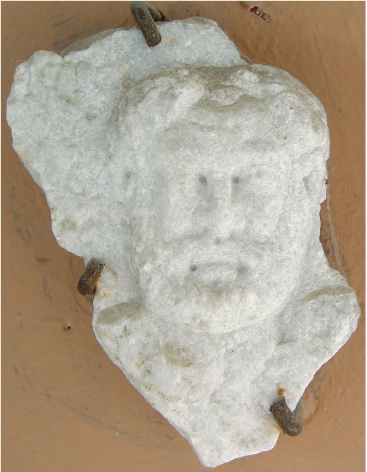 39. Фрагмент надгробия с надписью: «Аристолох, сын Трасилоха», мрамор, рубеж II—III вв. н. э.