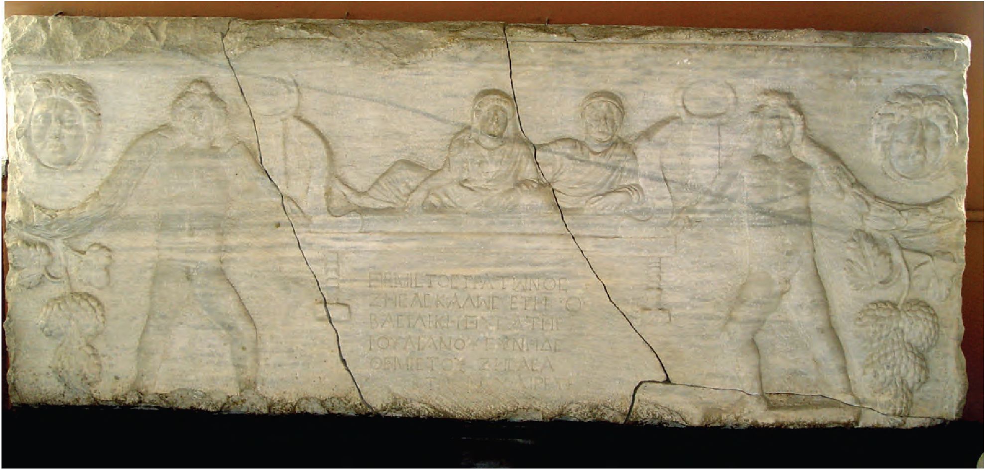 40. Стенка саркофага с эпитафией Фемиста и Басилики, II—III вв. н. э.