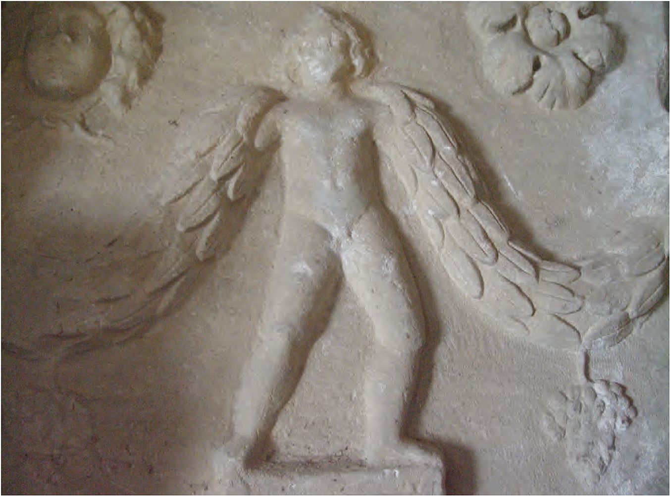 47. Фрагмент стенки саркофага с изображением Эрота, II в. н. э. 47. Фрагмент стенки саркофага с изображением Эрота, II в. н. э.