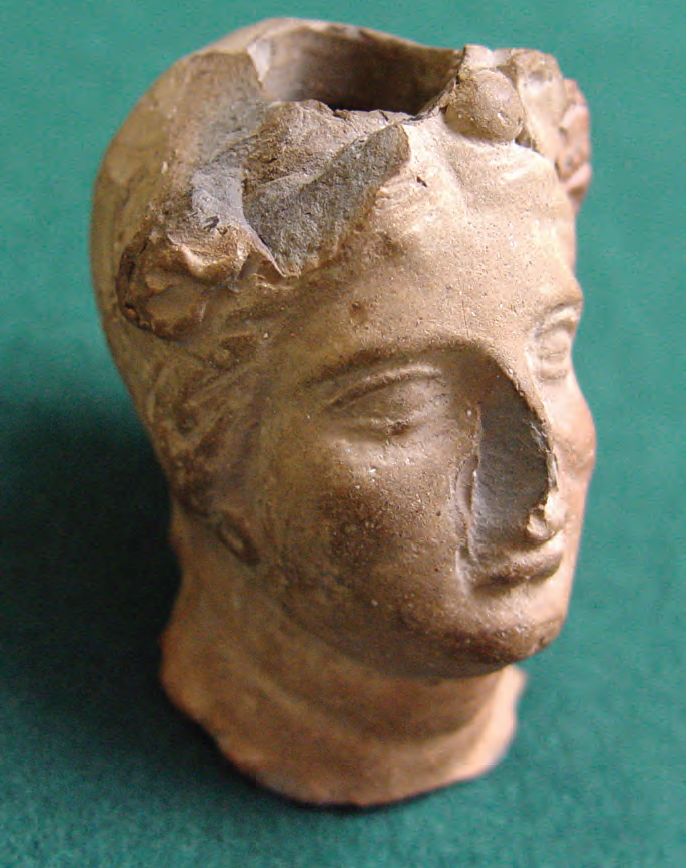 53. Головка Деметры, объемная протома с гнездом для керноса, II в. до н. э. 53. Головка Деметры, объемная протома с гнездом для керноса, II в. до н. э.