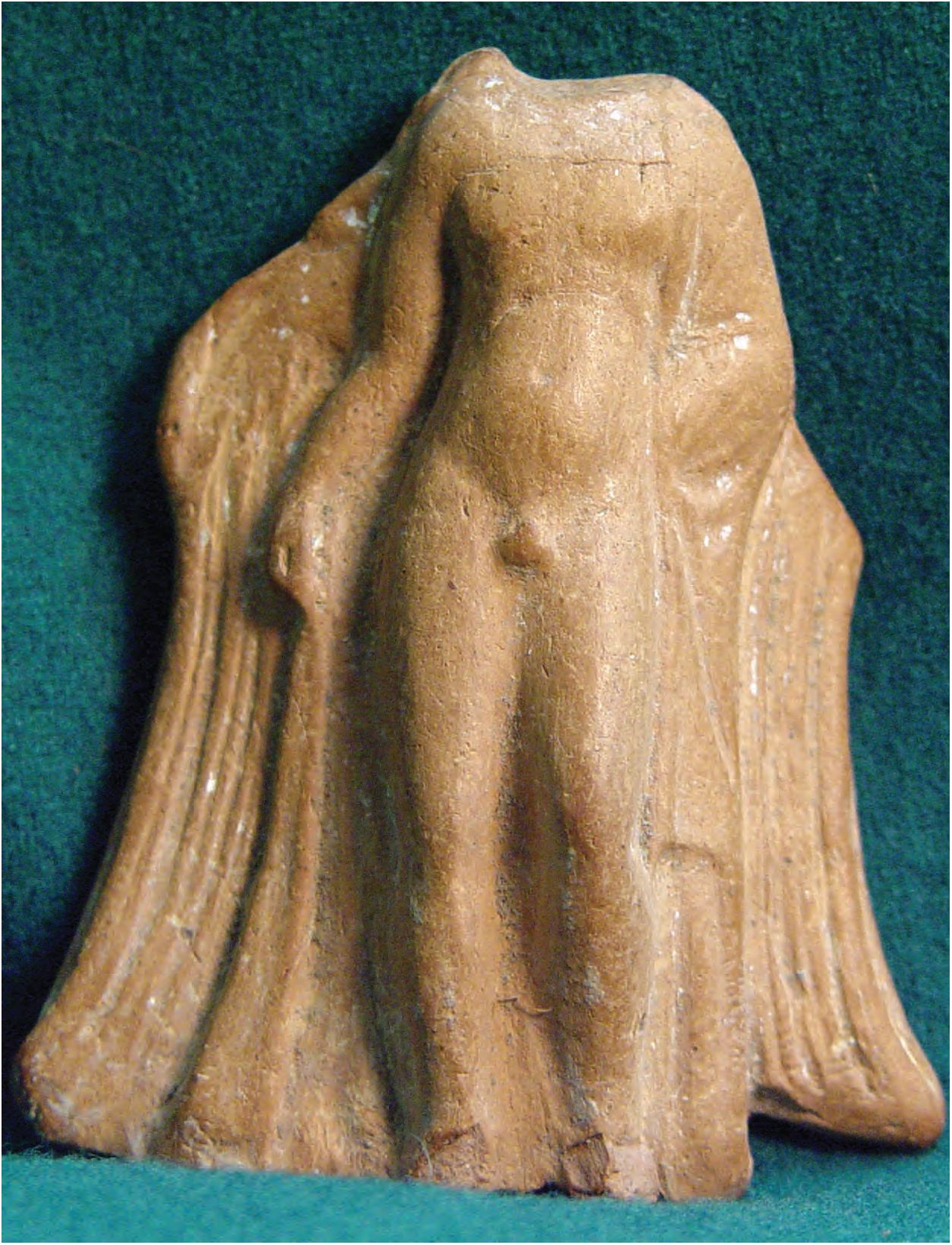 58. Фигурка Танатоса, терракота, III—II в. до н. э. 58. Фигурка Танатоса, терракота, III—II в. до н. э.