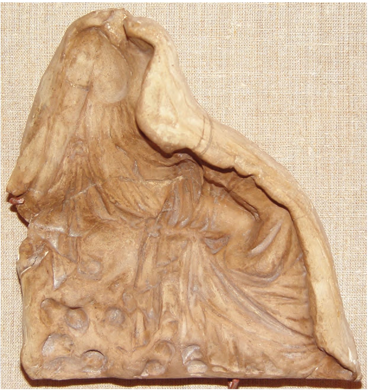 61. Форма для изготовления терракот (девушка, сидящая на скале), III—II вв. до н. э.