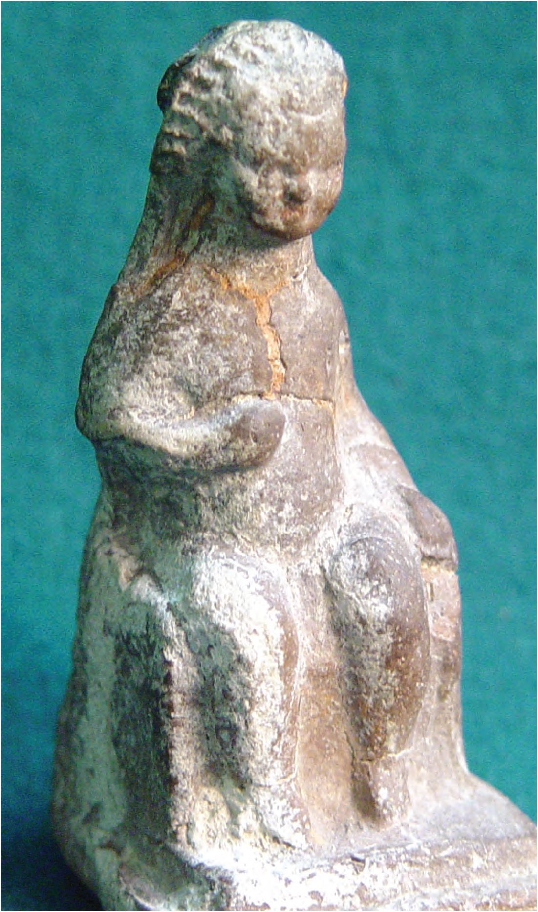 62. Ребенок, сидящий на алтаре, терракота, III—II вв. до н. э.
