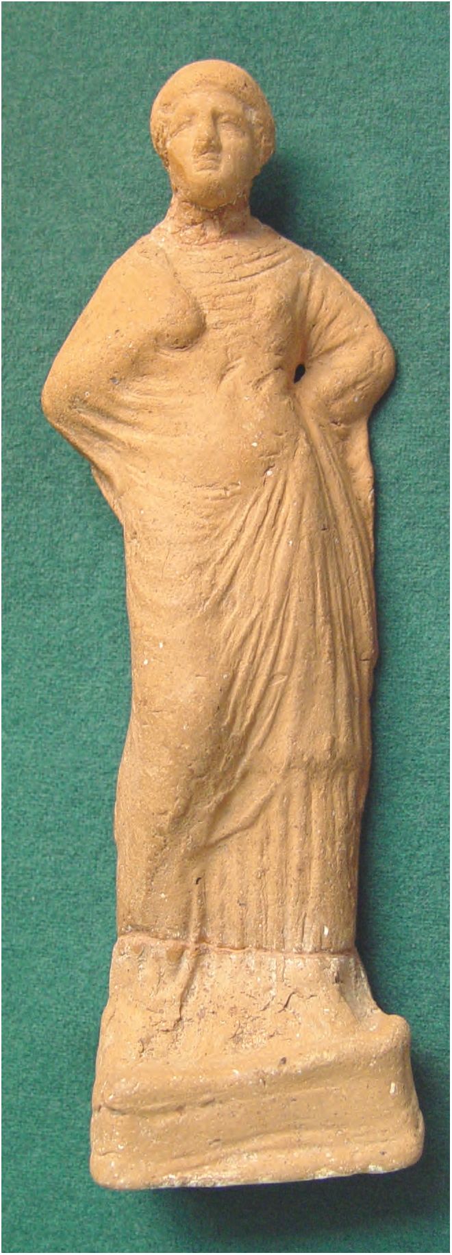 64. Женская стоящая фигурка, терракота, конец IV — начало III в. до н. э.