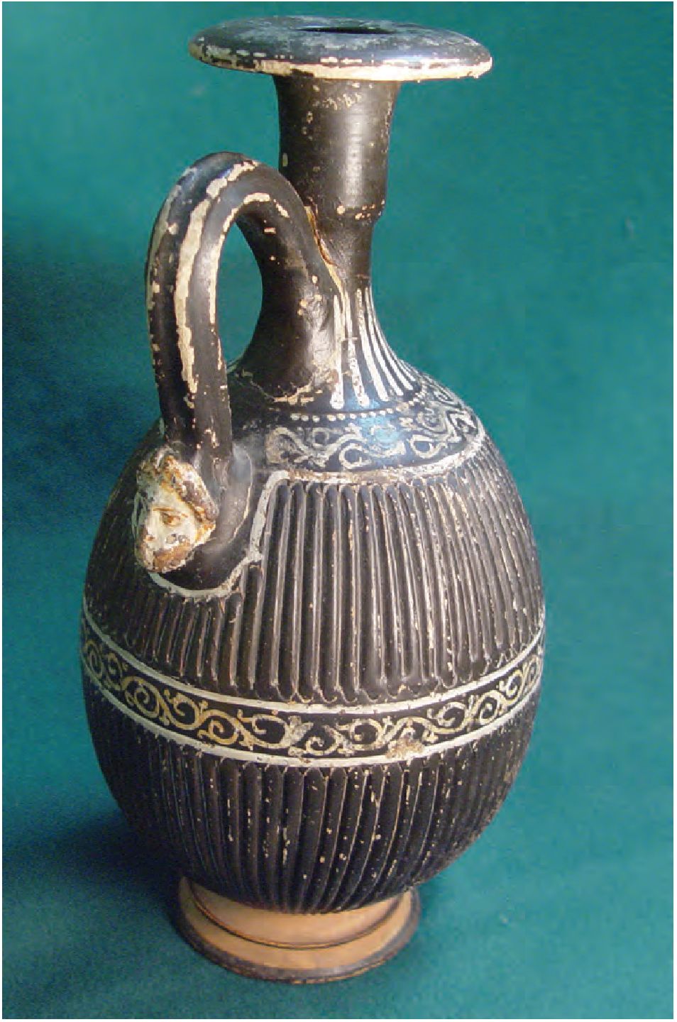 72. Чернолаковый кувшин, украшенный рельефными медальонами и росписью, III—II вв. до н. э. 72. Чернолаковый кувшин, украшенный рельефными медальонами и росписью, III—II вв. до н. э.