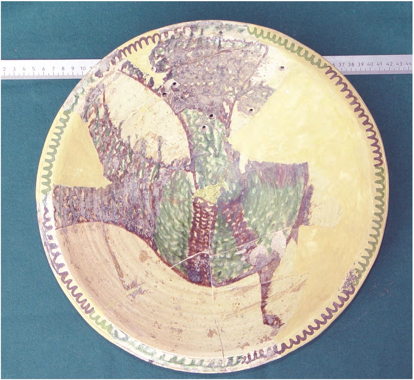 75. Белоглиняные импортные блюда, XIII в. 75. Белоглиняные импортные блюда, XIII в.