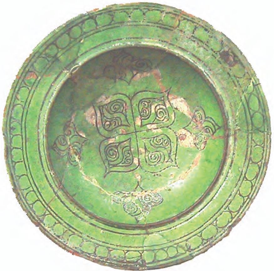 79. Монохромная глазурованная тарелка из раскопок Р.Х. Лепера, XIII в. 79. Монохромная глазурованная тарелка из раскопок Р.Х. Лепера, XIII в.