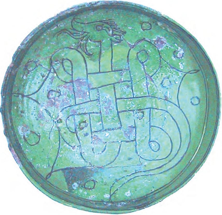 81. Глазурованная миска с изображением дракона и плетенки, раскопки С.Г. Рыжова, XIII в. 81. Глазурованная миска с изображением дракона и плетенки, раскопки С.Г. Рыжова, XIII в.