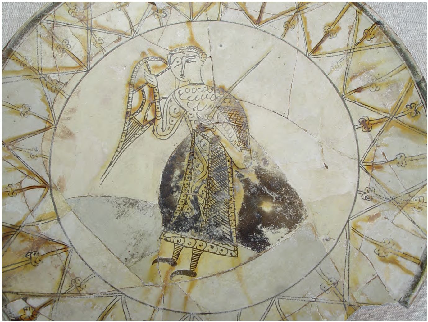 85. Фрагмент рисунка на импортном блюде, первая половина XIII в. 85. Фрагмент рисунка на импортном блюде, первая половина XIII в.