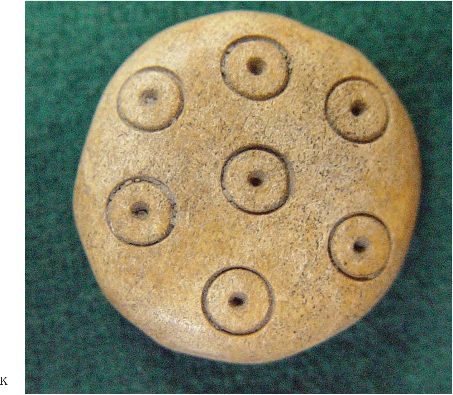 92. Изделия из кости из раскопок поздневизантийских домов: а — гребень, б — игральный кубик, в, г, д — накладные пластины, е — пряслице, и, к — игральные фишки, ж — заколка, з — ручка для ножа 92. Изделия из кости из раскопок поздневизантийских домов: а — гребень, б — игральный кубик, в, г, д — накладные пластины, е — пряслице, и, к — игральные фишки, ж — заколка, з — ручка для ножа