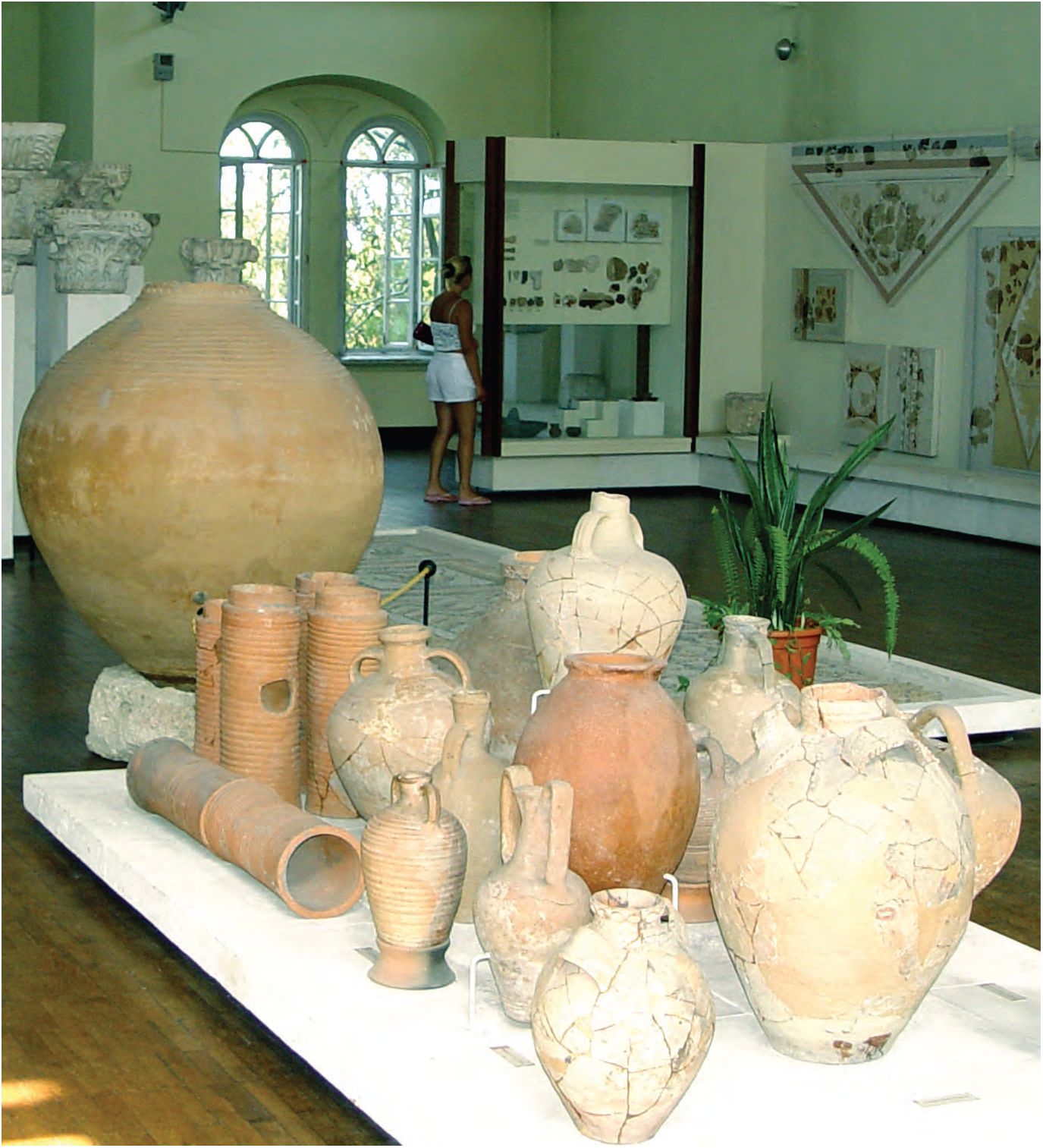 1. Экспозиция средневекового зала Национального заповедника «Херсонес Таврический» 1. Экспозиция средневекового зала Национального заповедника «Херсонес Таврический»