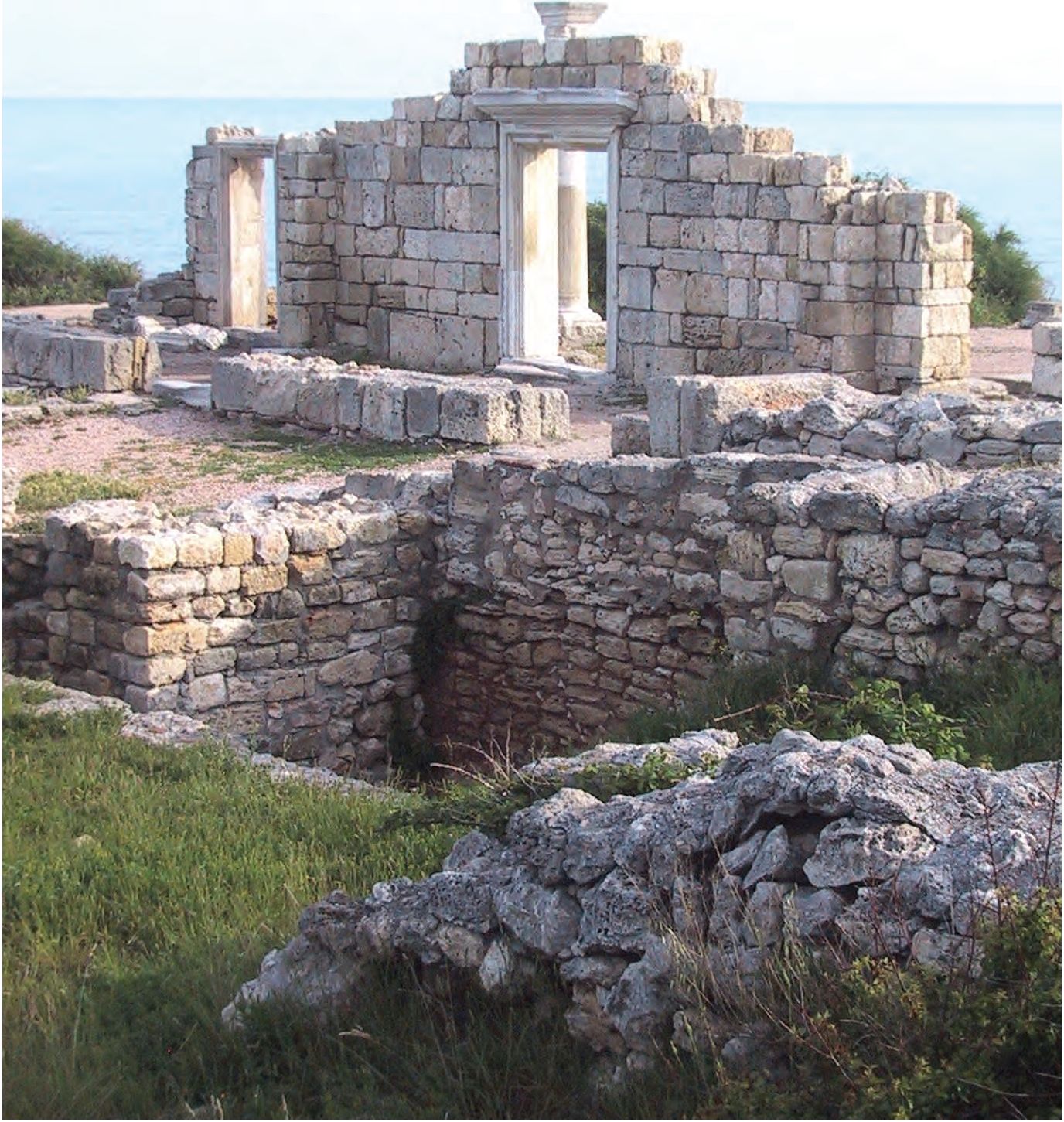 2. Базилика 1935 г. и рыбозасолочная цистерна к западу от нее 2. Базилика 1935 г. и рыбозасолочная цистерна к западу от нее