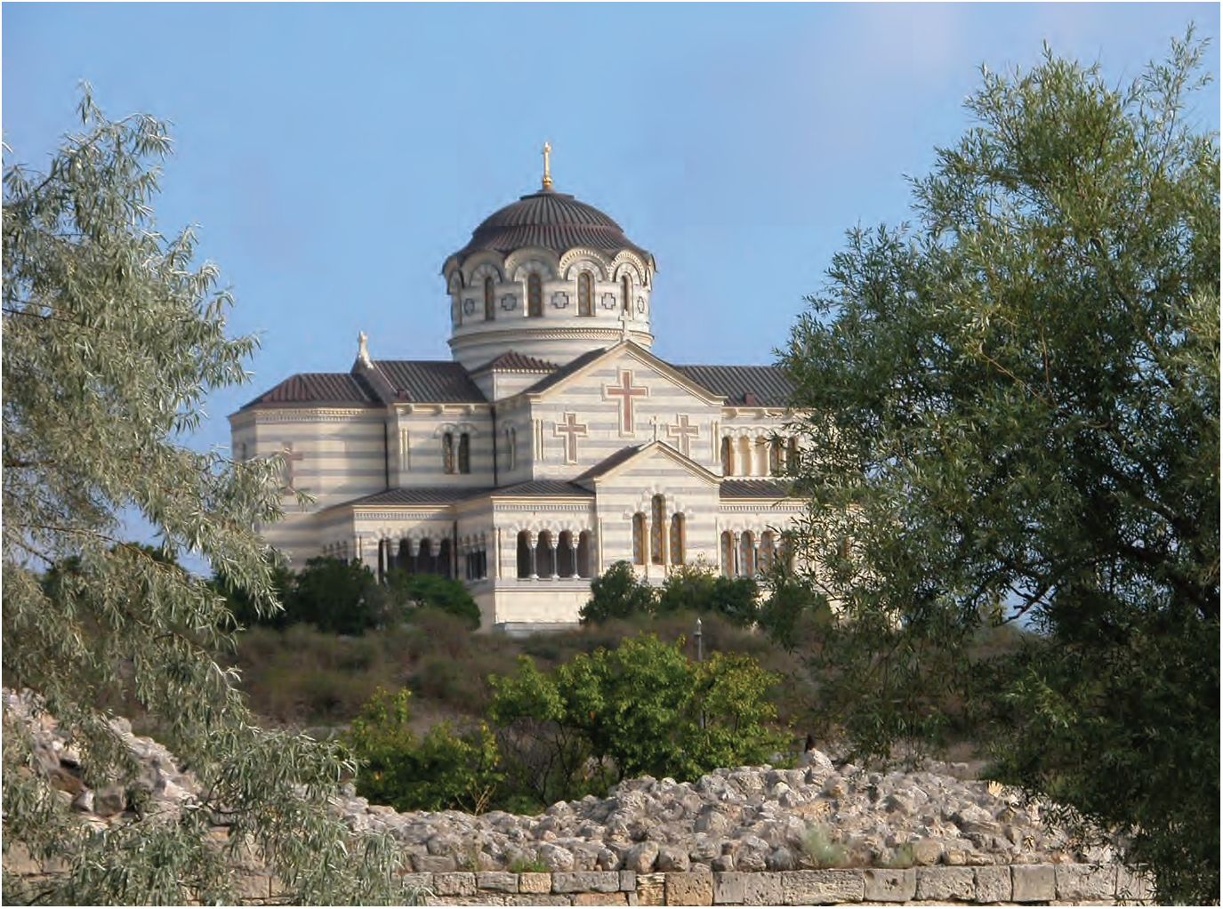 4. Собор св. Владимира, возведенный в память 1000-летия крещения Руси 4. Собор св. Владимира, возведенный в память 1000-летия крещения Руси