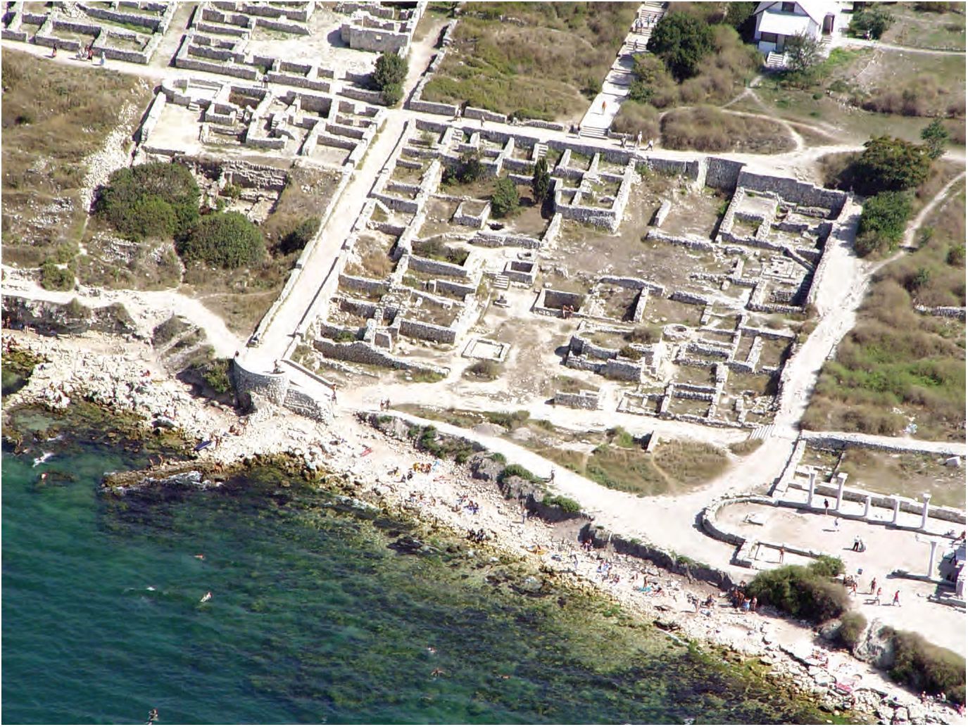 6. Северный район, поздневизантийская застройка в квартале XIII—XVIII, базилика 1935 г., виде севера 6. Северный район, поздневизантийская застройка в квартале XIII—XVIII, базилика 1935 г., виде севера