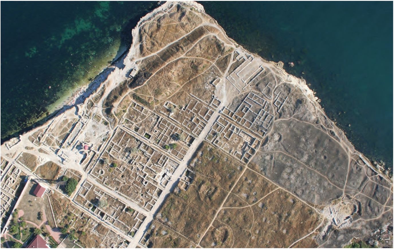 7. Восточная часть Херсонесского городища, аэрофотография, вид с запада (на снимке видны восточная базилика и базилика Крузе) 7. Восточная часть Херсонесского городища, аэрофотография, вид с запада (на снимке видны восточная базилика и базилика Крузе)