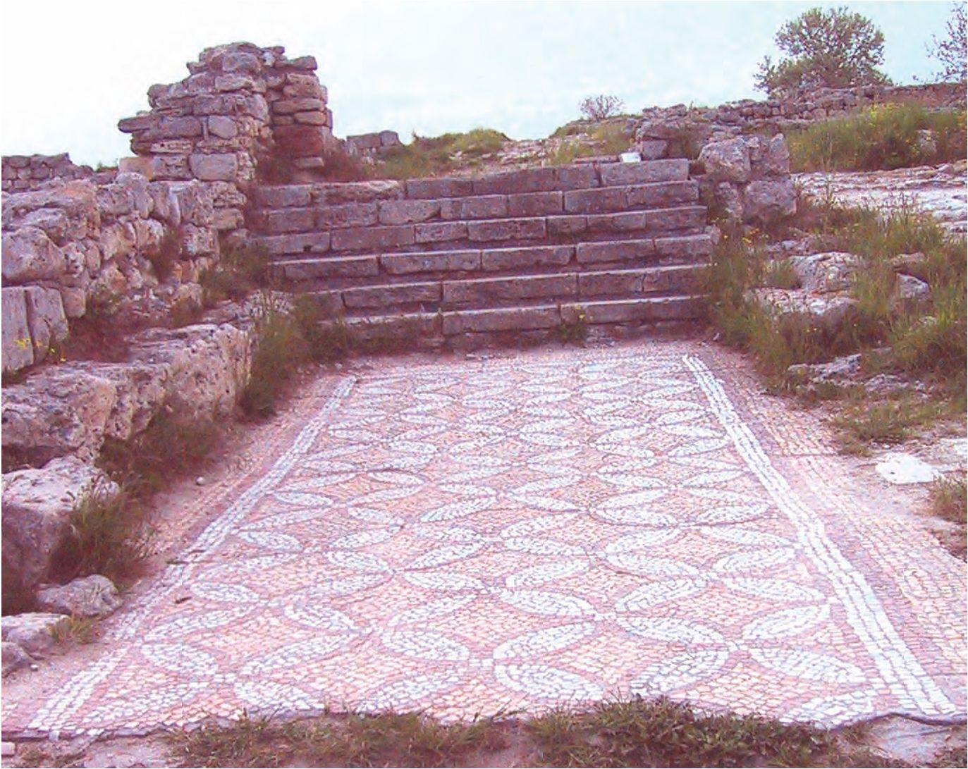 12. Улица с западной стороны Уваровской базилики (№ 23) 12. Улица с западной стороны Уваровской базилики (№ 23)