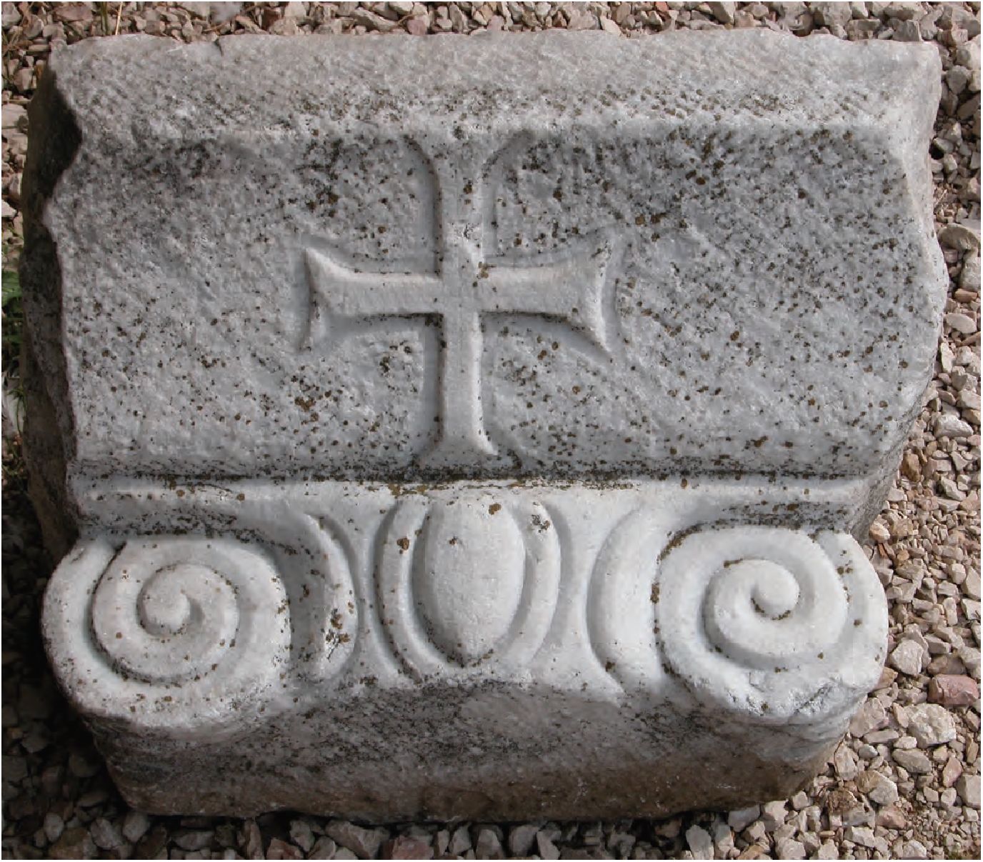 19. Капитель из раскопок базилики № 14 (на холме) 19. Капитель из раскопок базилики № 14 (на холме)