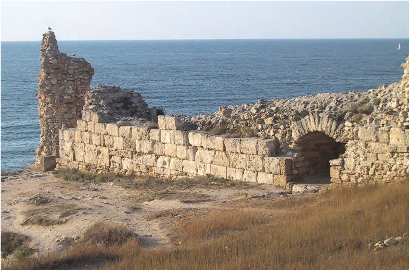 25. Оборонительные стены западного района, вид с внешней стороны