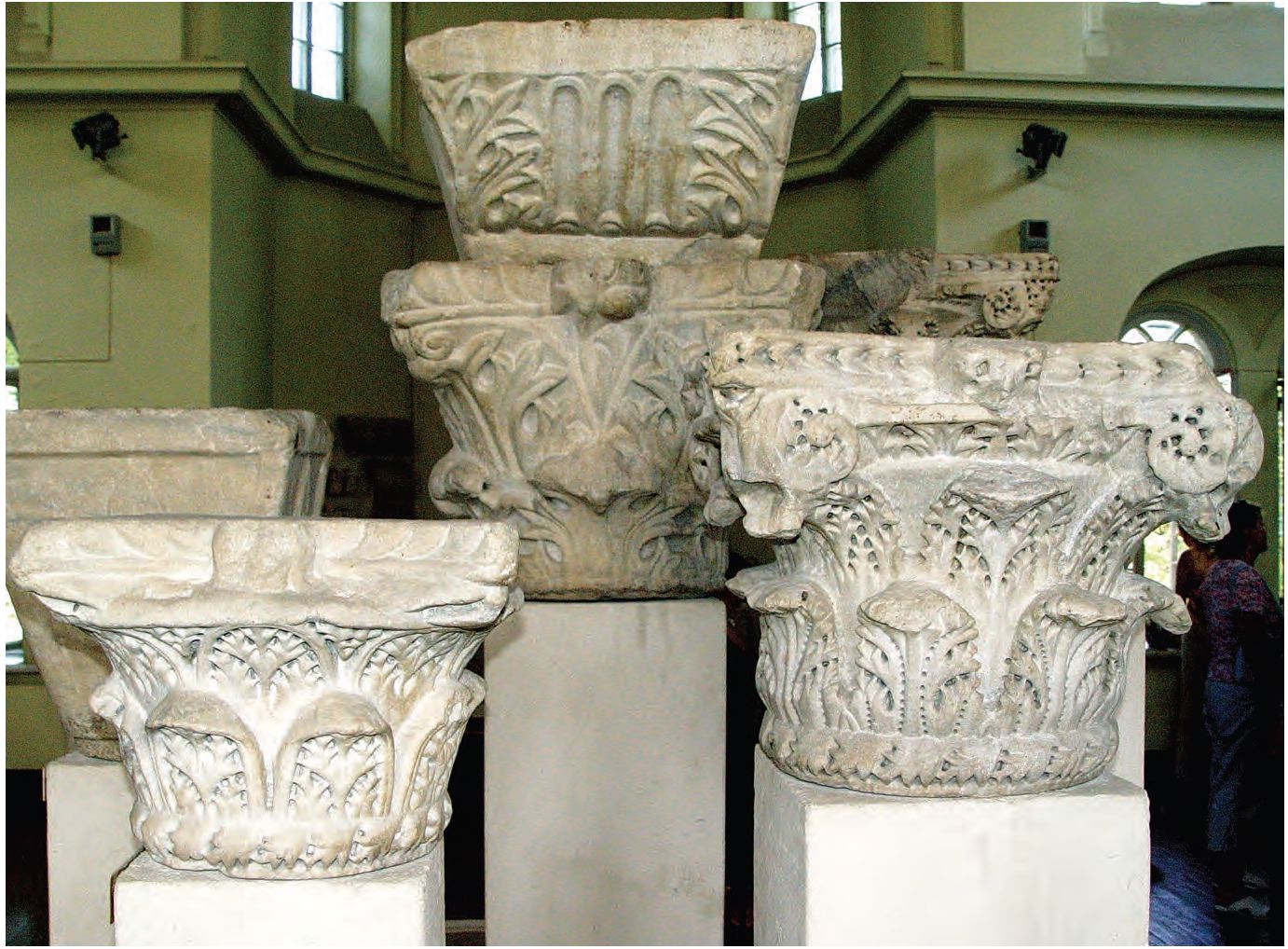 27. Капители средневековых храмов (экспозиция средневекового зала) 27. Капители средневековых храмов (экспозиция средневекового зала)