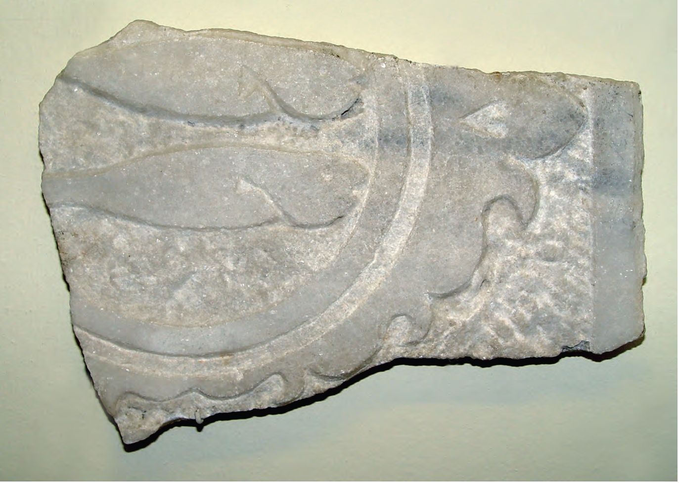 32. Мраморная плита с изображением рыб 32. Мраморная плита с изображением рыб