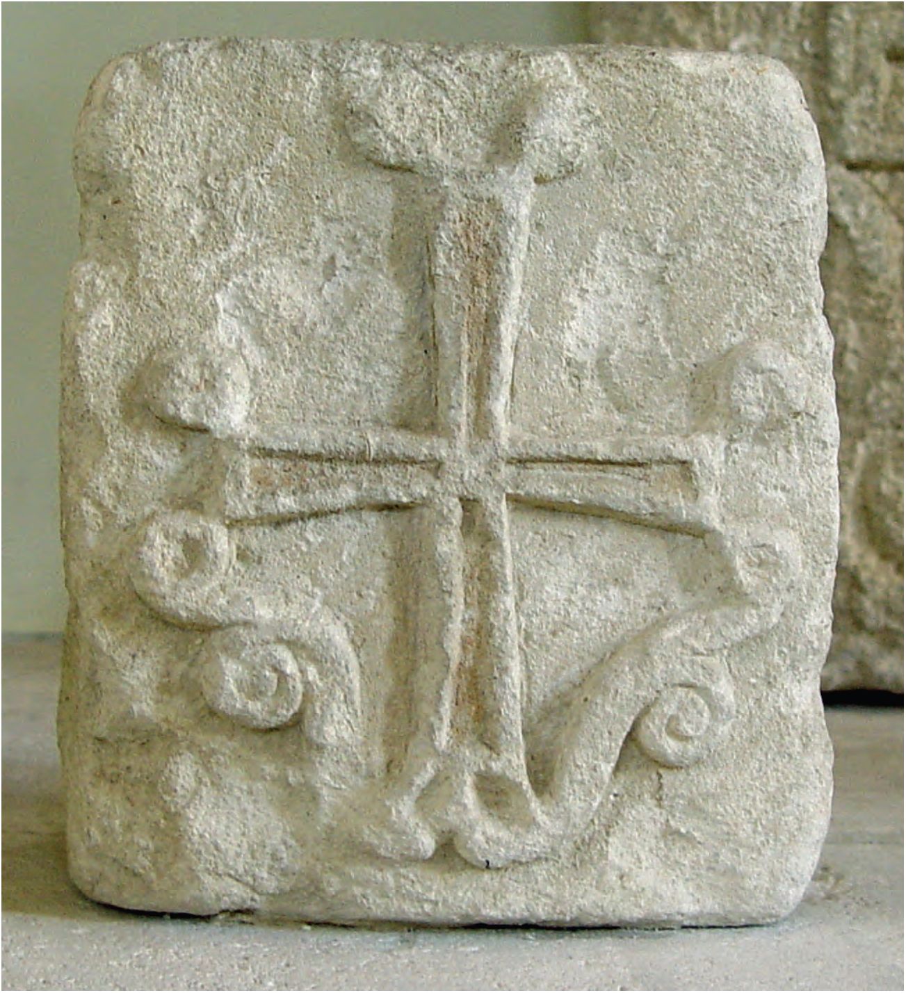 36. Известняковая плита с изображением «проросшего креста»