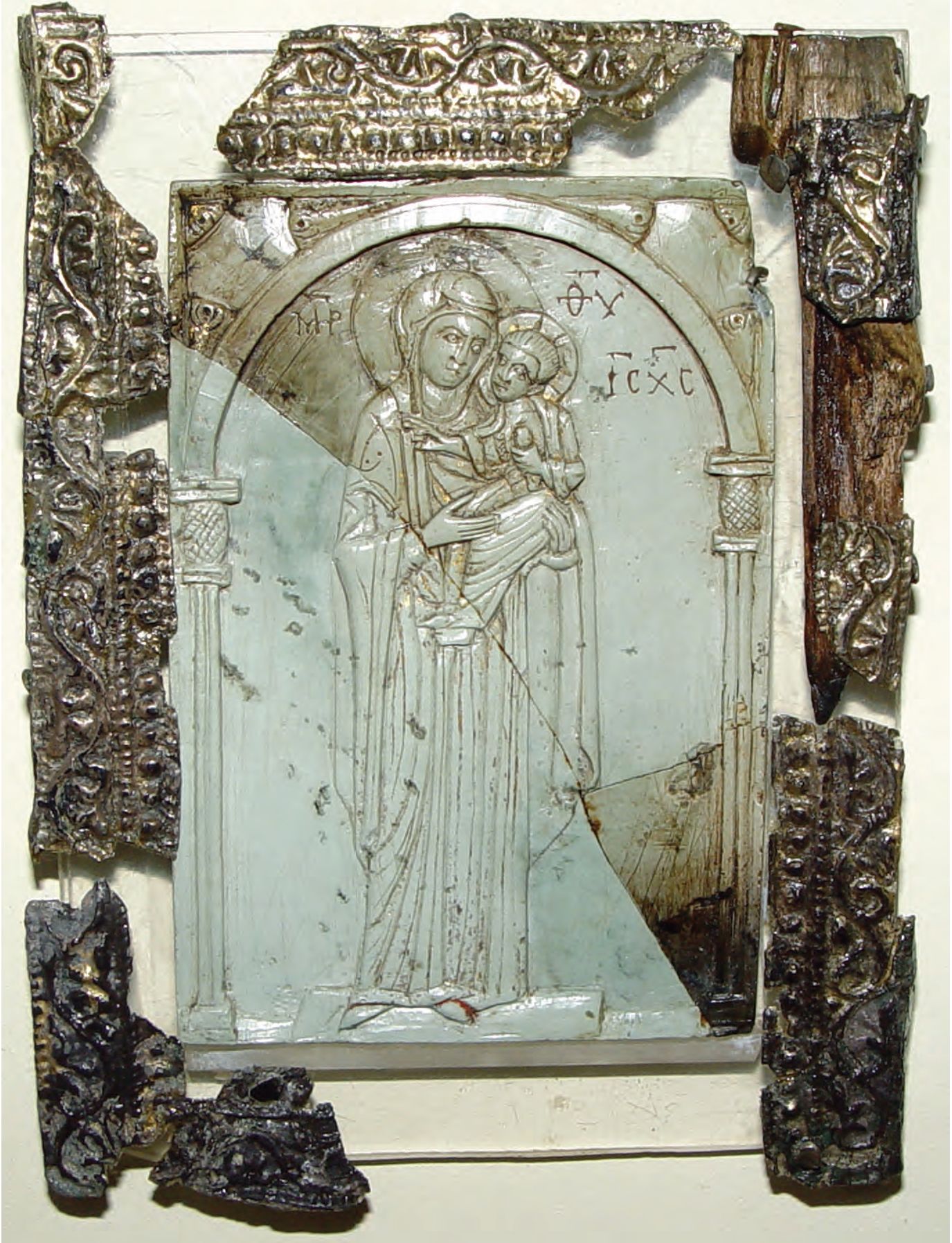 41. Стеатитовая иконка с изображением Богоматери, XIII в.