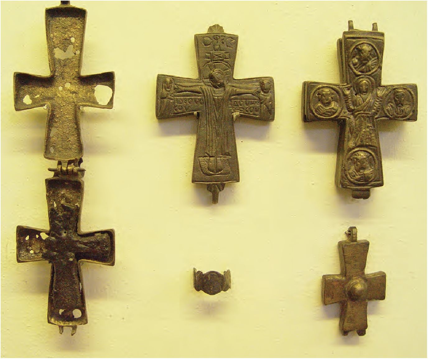 49. Энколпионы с изображением Спасителя, Богоматери-Оранты и святых на ветвях креста, в центре снимка — фрагмент перстня 49. Энколпионы с изображением Спасителя, Богоматери-Оранты и святых на ветвях креста, в центре снимка — фрагмент перстня