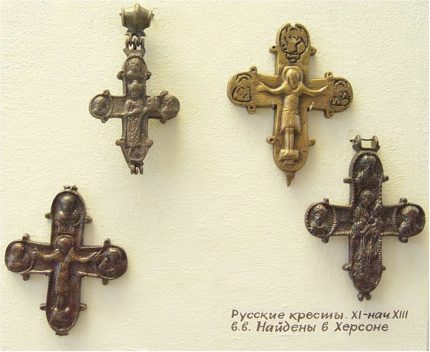 50. Энколпионы со славянскими надписями, XII — начало XIII в. (экспозиция средневекового зала) 50. Энколпионы со славянскими надписями, XII — начало XIII в. (экспозиция средневекового зала)