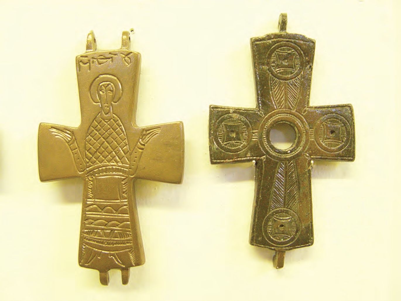 52. Энколпион с изображением Богоматери и энколпион с круглым отверстием для вставки в перекрестии 52. Энколпион с изображением Богоматери и энколпион с круглым отверстием для вставки в перекрестии