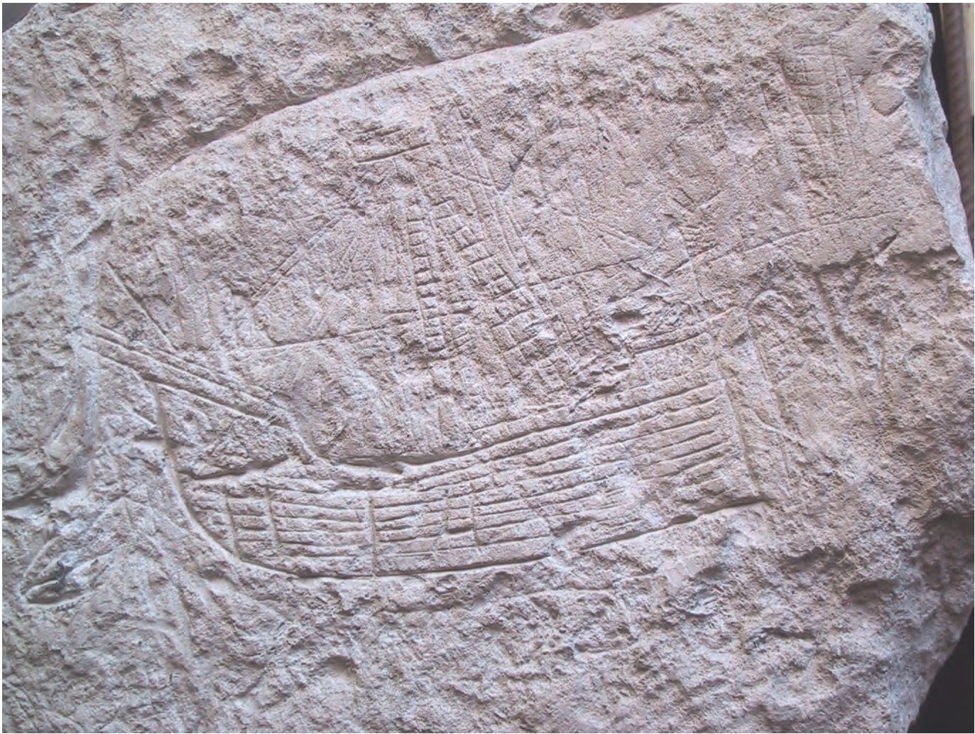 56. Фрагмент блока из башни Каламиты с изображением кораблей, известняк. (Рисунок, скорее всего, был сделан одним из несших службу; может быть датирован временем не ранее середины XIII—XIV вв.)