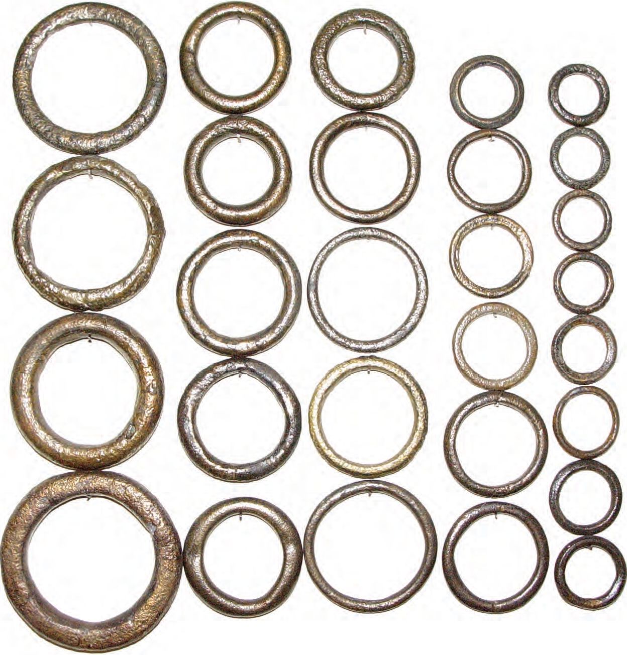 62. Кольца из бронзы, отлитые в форме, экспозиция средневекового зала 62. Кольца из бронзы, отлитые в форме, экспозиция средневекового зала