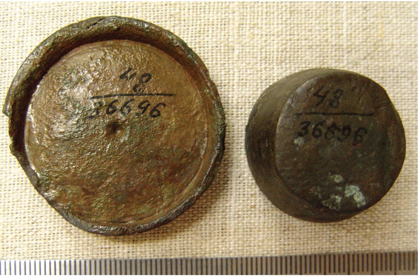 66. Разновесы (находки из портового района), лицевая и оборотная стороны, бронза 66. Разновесы (находки из портового района), лицевая и оборотная стороны, бронза