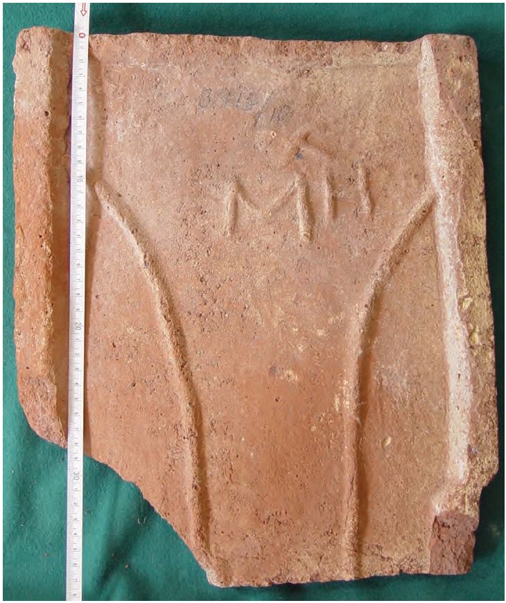 69. Керамида с крыши дома, сгоревшего в XIII в. 69. Керамида с крыши дома, сгоревшего в XIII в.