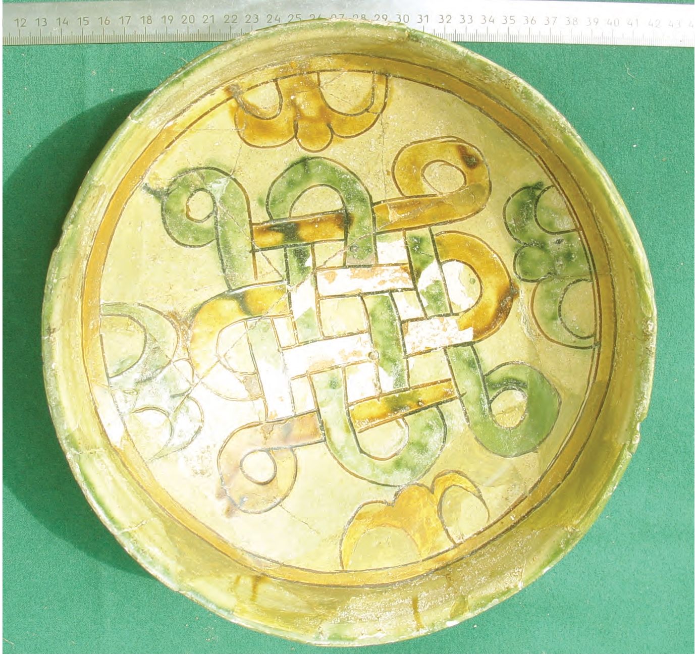 73. Полихромные миски, XIII в. 73. Полихромные миски, XIII в.