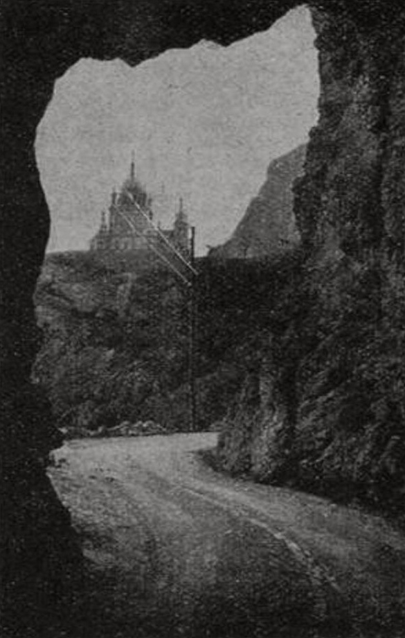 Форосская церковь — вид из тоннеля Форосская церковь — вид из тоннеля