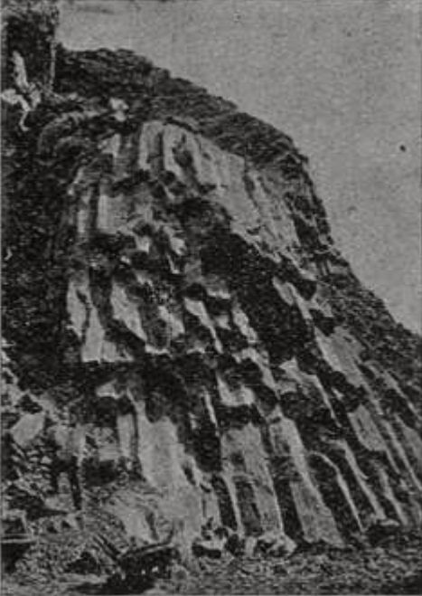 Массивно-кристаллическая порода близ Коктебеля Массивно-кристаллическая порода близ Коктебеля