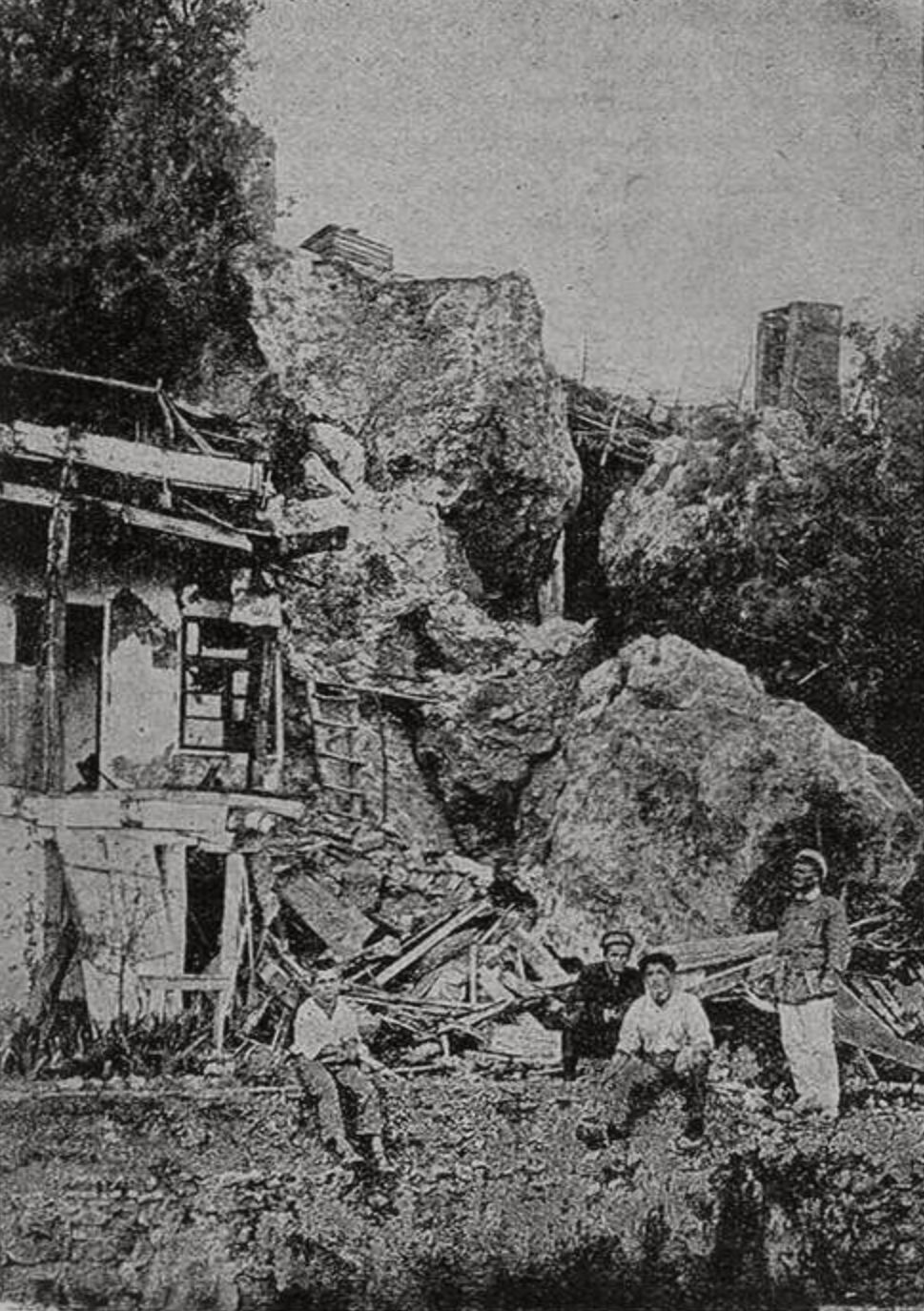 Последствия землетрясения. Дом, разрушенный в Гурзуфе Последствия землетрясения. Дом, разрушенный в Гурзуфе