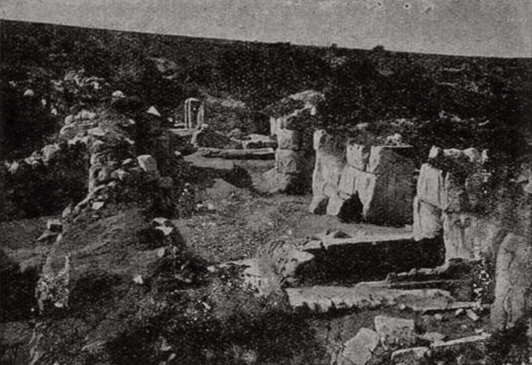 Мангуп-Кале. Западная часть византийской базилики, к которой найдена надпись с указанием, что она построена при Юстиниане (527—565 гг.) (фот. Херсон. музея) Мангуп-Кале. Западная часть византийской базилики, к которой найдена надпись с указанием, что она построена при Юстиниане (527—565 гг.) (фот. Херсон. музея)