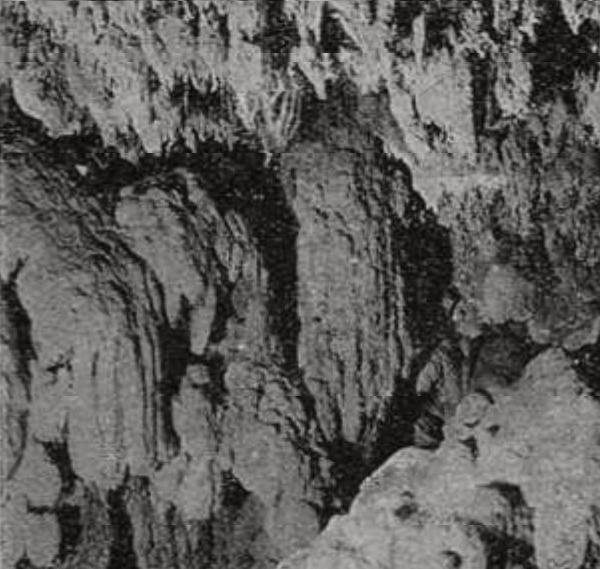 Туфовая пещера на краю поляны около Кизил-Коба