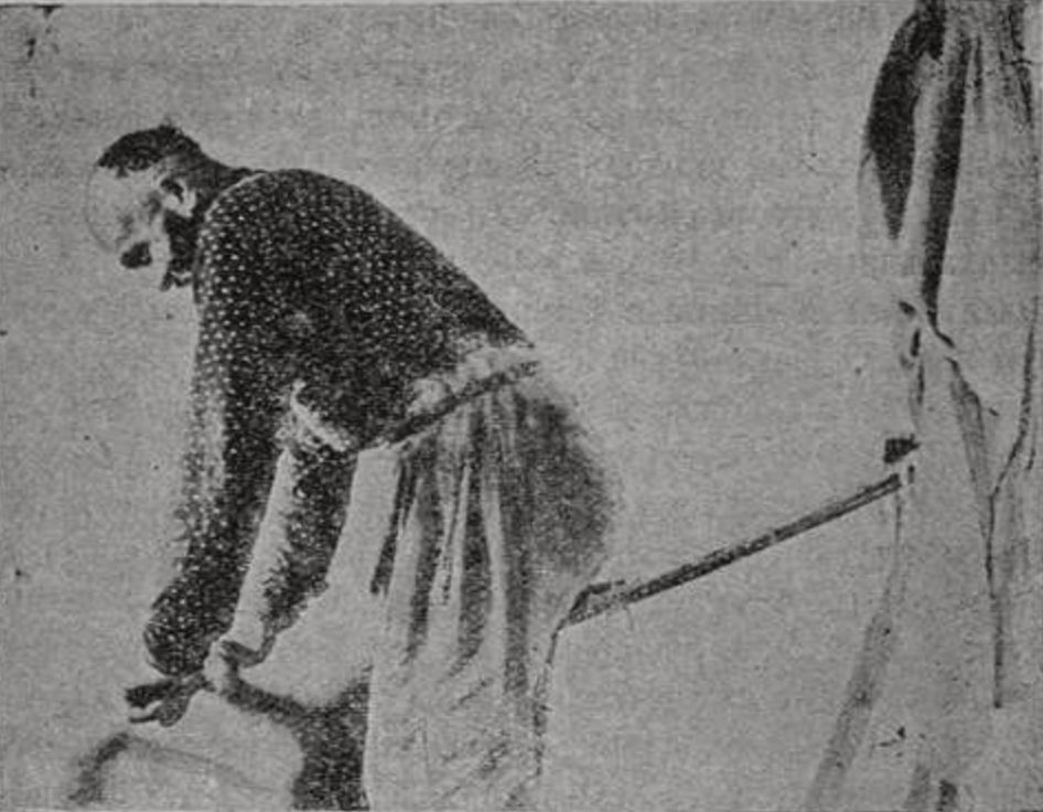 Шлифовка сафьяна кустарным способом (фот. В.М. Терабилло) Шлифовка сафьяна кустарным способом (фот. В.М. Терабилло)