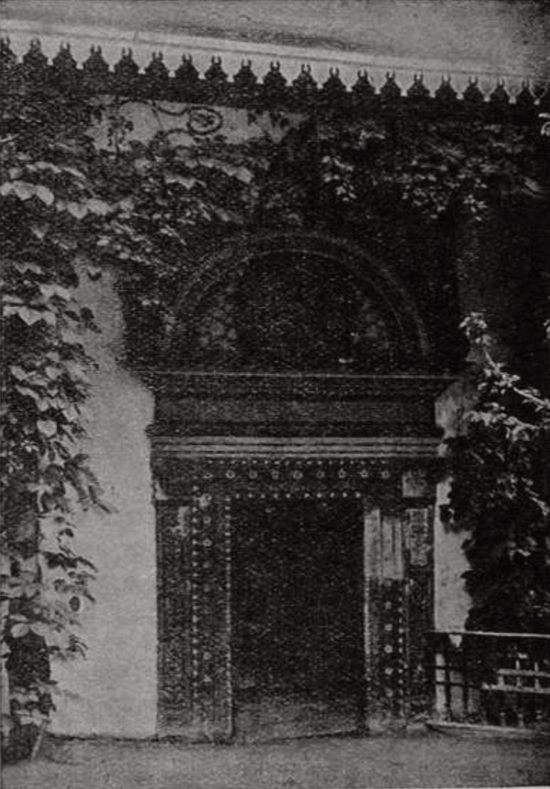 Железные двери в Ханском дворце (фот. Н.Н. Клепинина)