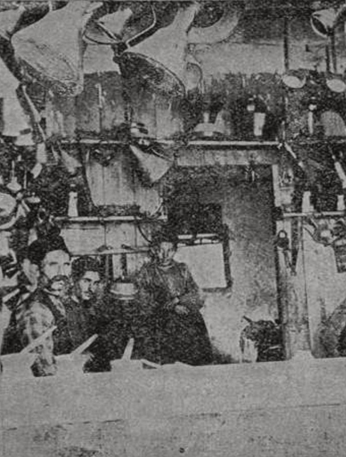 Лавка медников на главной улице Бахчисарая (фот. В.М. Терабилло) Лавка медников на главной улице Бахчисарая (фот. В.М. Терабилло)