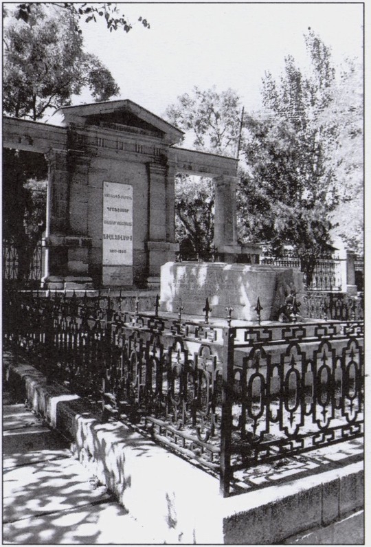 Надгробие И.К. Айвазовского. Фото Д. Лосева, 2000 г