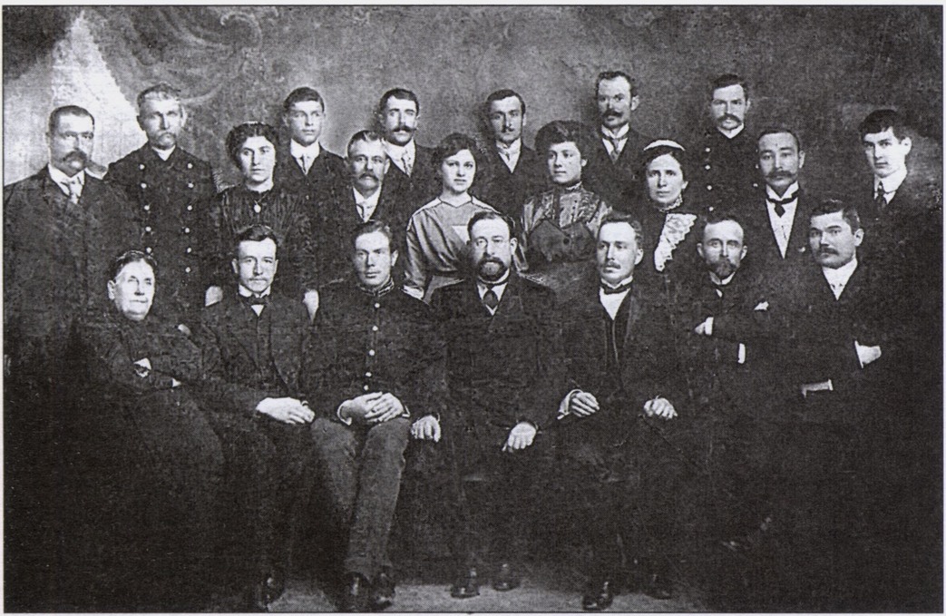Михаил Сарандинаки (в центре) с сотрудниками гидрометеостанции. Феодосия, нач. 1910-х. Публикуется впервые