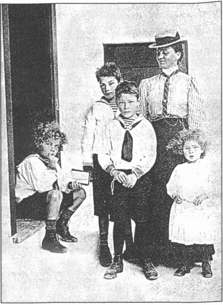 Леонид, Николай, Петр, Иван с гувернанткой Линой. 1908. Берхтесгаден (Бавария) Леонид, Николай, Петр, Иван с гувернанткой Линой. 1908. Берхтесгаден (Бавария)