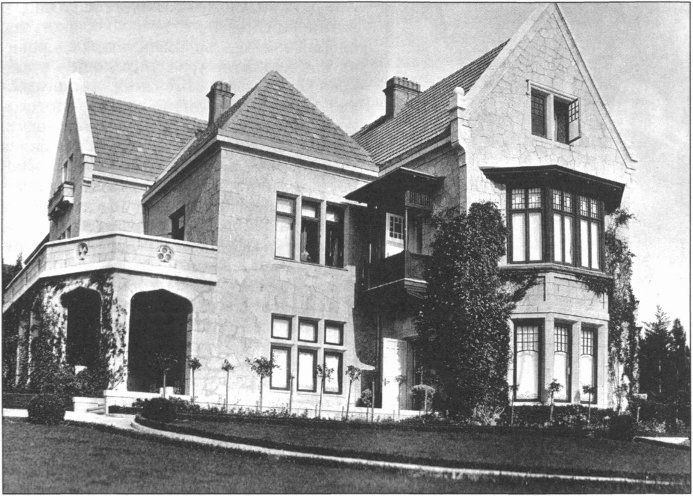 Дворец в имении Харакс вел. кн. Георгия Михайловича. Построен в 1905—1907 гг. Фото 1912 г Дворец в имении Харакс вел. кн. Георгия Михайловича. Построен в 1905—1907 гг. Фото 1912 г