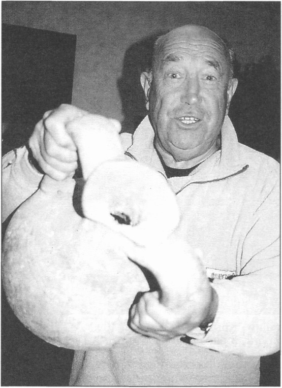 Ю. Черниченко: «Эта амфора из Феодосийского залива!» Москва, 2001 г. Фото Д. Лосева Ю. Черниченко: «Эта амфора из Феодосийского залива!» Москва, 2001 г. Фото Д. Лосева