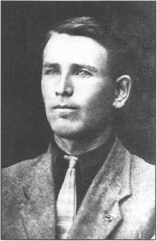 Отец, Дмитрий Черниченко, директор плодового техникума в г. Короча. Фото 1927 г. Публикуется впервые Отец, Дмитрий Черниченко, директор плодового техникума в г. Короча. Фото 1927 г. Публикуется впервые