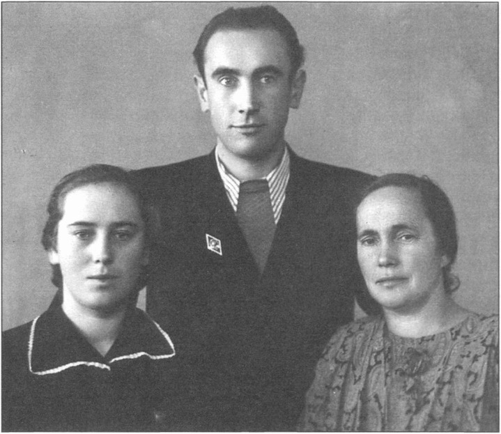 Ольга и Юрий Черниченко с матерью Зоей Андреевной. Кишинев, июль 1953 г. Публикуется впервые Ольга и Юрий Черниченко с матерью Зоей Андреевной. Кишинев, июль 1953 г. Публикуется впервые