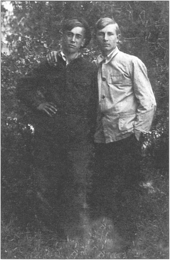 Ю. Черниченко и Г. Плетнев. 9 мая 1945 г. Фото публикуется впервые Ю. Черниченко и Г. Плетнев. 9 мая 1945 г. Фото публикуется впервые